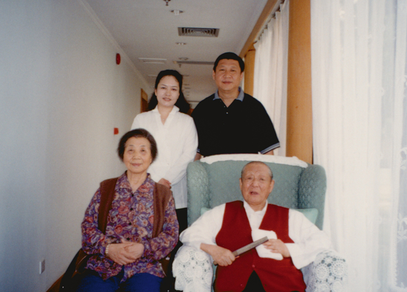 習(xí)近平與夫人彭麗媛同父親習(xí)仲勛、母親齊心的合影。