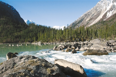 然烏湖美景。圖片由昌都市委宣傳部提供.jpg