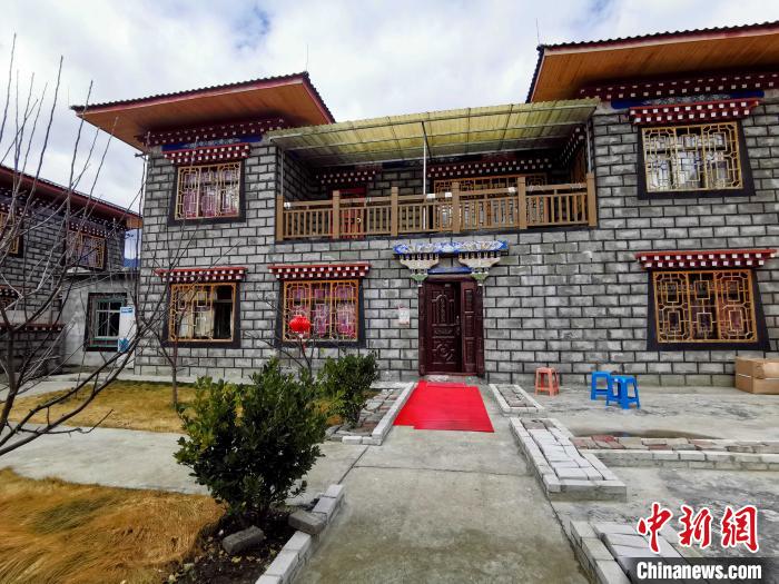 圖為林芝米林縣羌納鄉(xiāng)西嘎村村民家家戶戶發(fā)展庭院經(jīng)濟(jì)，院內(nèi)種滿了各種果樹?！≮w延 攝