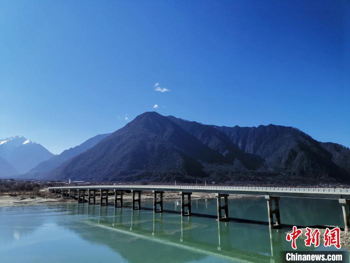圖為現(xiàn)在已經(jīng)通車的魯霞大橋?！≮w延 攝