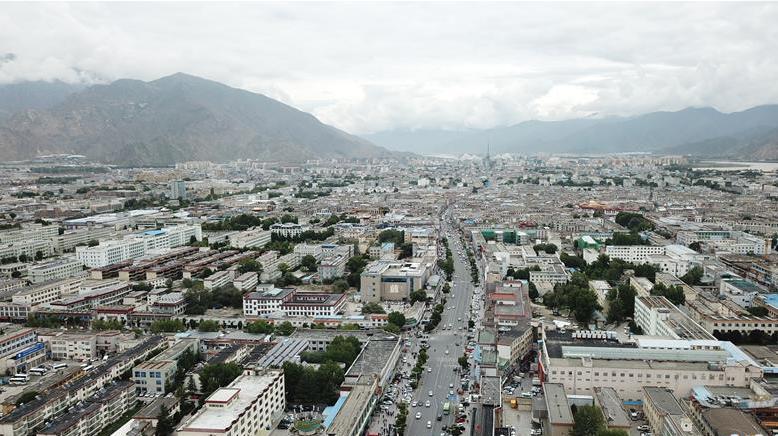 8月10日無(wú)人機(jī)拍攝的拉薩城市一景。新華社記者 王益亮 攝.jpg