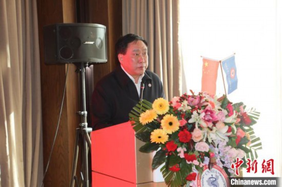 圖為中國非公立醫(yī)療機(jī)構(gòu)協(xié)會(huì)常務(wù)副會(huì)長兼秘書長郝德明致辭?！№n相澤 攝