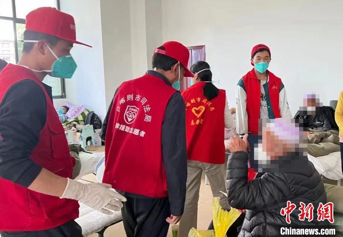 圖為得到妥善安置周到的服務(wù)，患者向志愿者豎起大拇指?！∪湛t市委宣傳部供圖