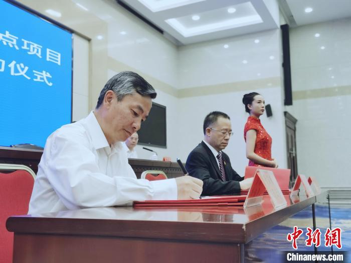 圖為青海省副省長(zhǎng)匡湧(左)簽訂合作共建區(qū)域醫(yī)療中心框架協(xié)議?！?zhí)砀?攝