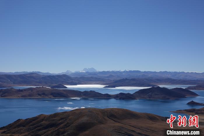 圖為從海拔約5000米的魯日拉觀景臺(tái)俯瞰羊湖?！∪轿木?攝