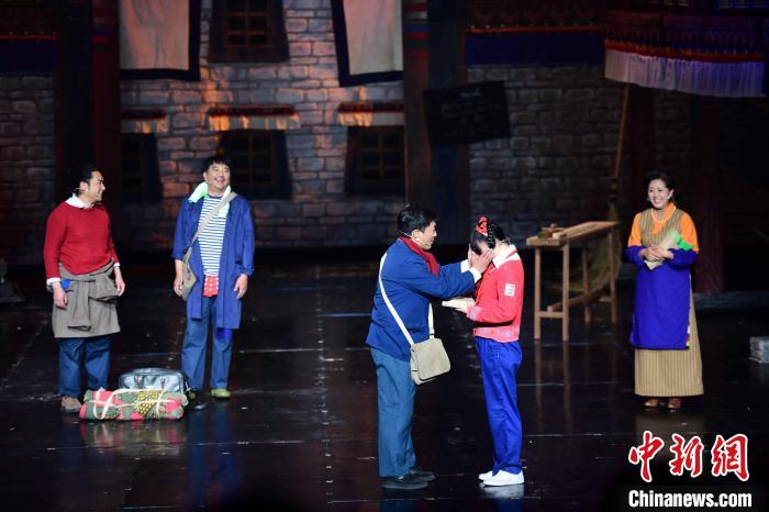 圖為西藏本土話劇《八廓街北院》演出現(xiàn)場(chǎng)?！∝暩聛?lái)松 攝