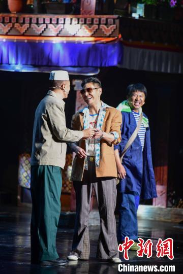 圖為西藏本土話劇《八廓街北院》演出現(xiàn)場(chǎng)?！∝暩聛?lái)松 攝