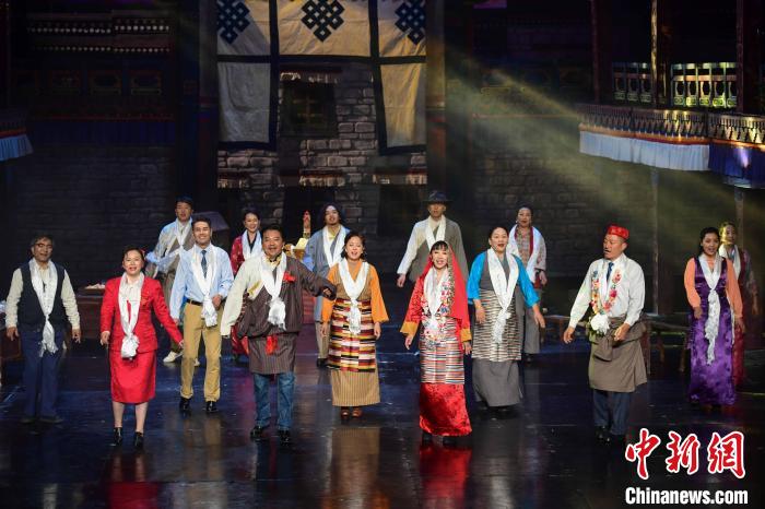 圖為西藏本土話劇《八廓街北院》演出現(xiàn)場(chǎng)?！∝暩聛?lái)松 攝