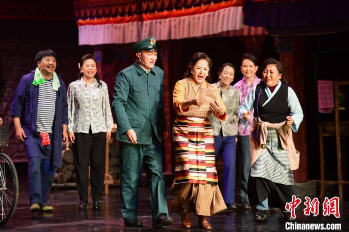 圖為西藏本土話劇《八廓街北院》演出現(xiàn)場(chǎng)?！∝暩聛?lái)松 攝