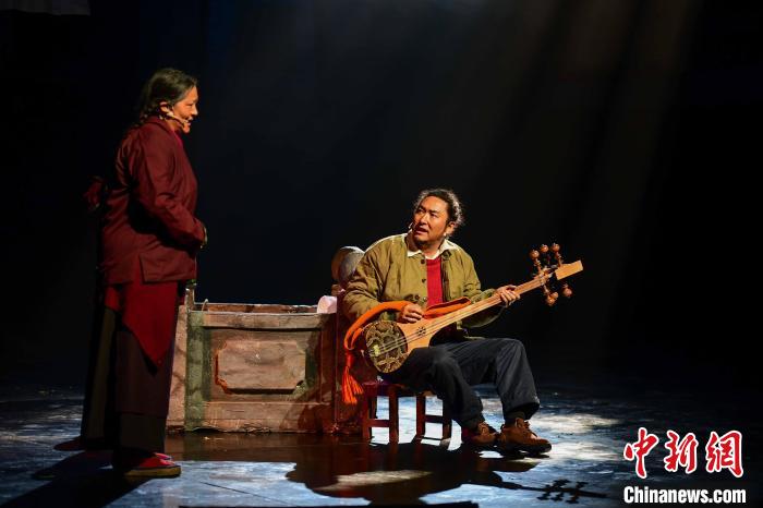 圖為西藏本土話劇《八廓街北院》演出現(xiàn)場(chǎng)。　貢嘎來(lái)松 攝