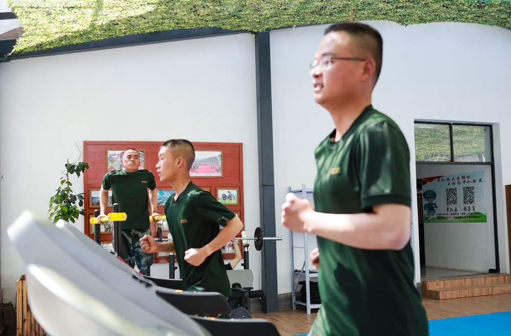 官兵正在新配發(fā)的跑步機(jī)上運(yùn)動。