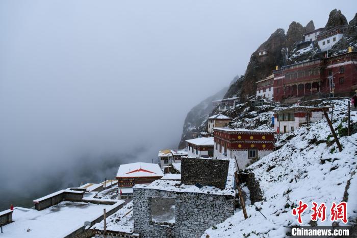 位于孜珠山頂?shù)乃聫R被云霧環(huán)繞，猶如仙境。　江飛波 攝