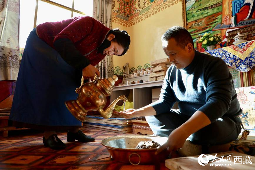 柏木泥與香料糅合成團(tuán)。人民網(wǎng)記者 次仁羅布攝