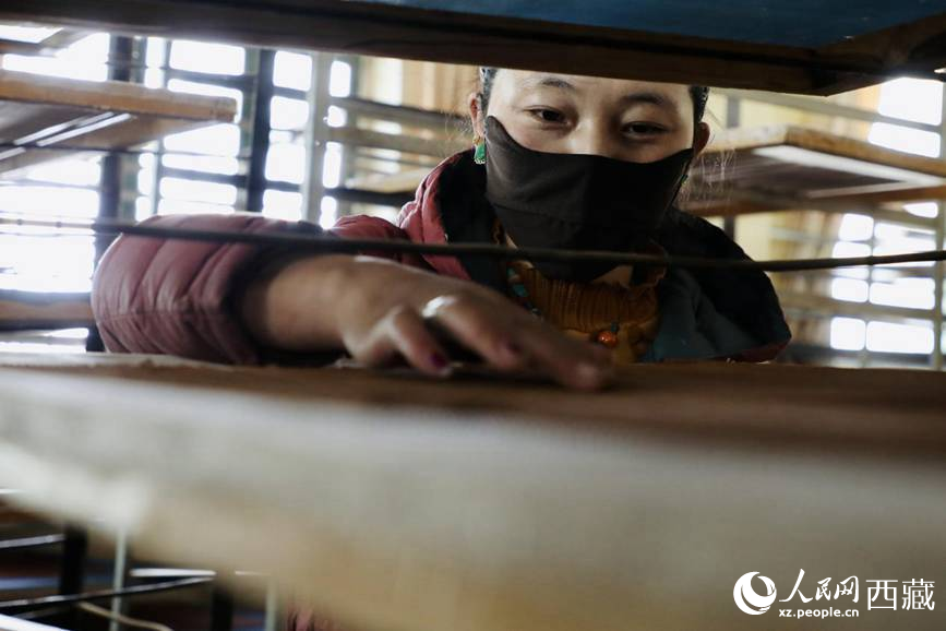 晾曬制作好的藏香。人民網(wǎng)記者 次仁羅布攝