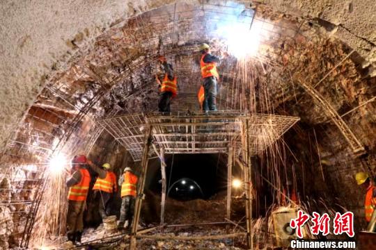 圖為施工人員正在進行隧道支護焊接作業(yè)?！￡悤?攝