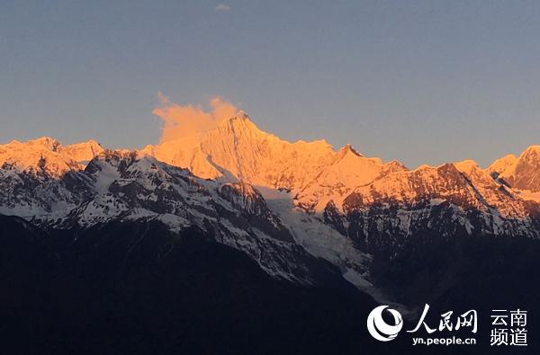 迪慶梅里雪山“日照金山”景觀。（供圖）