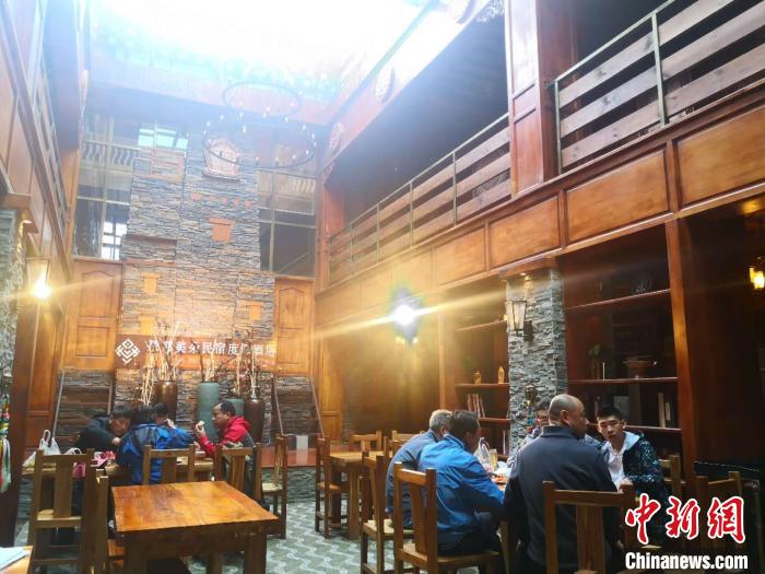 圖為扎尕那的藏式民宿酒店中，游客正在用餐。　史靜靜 攝