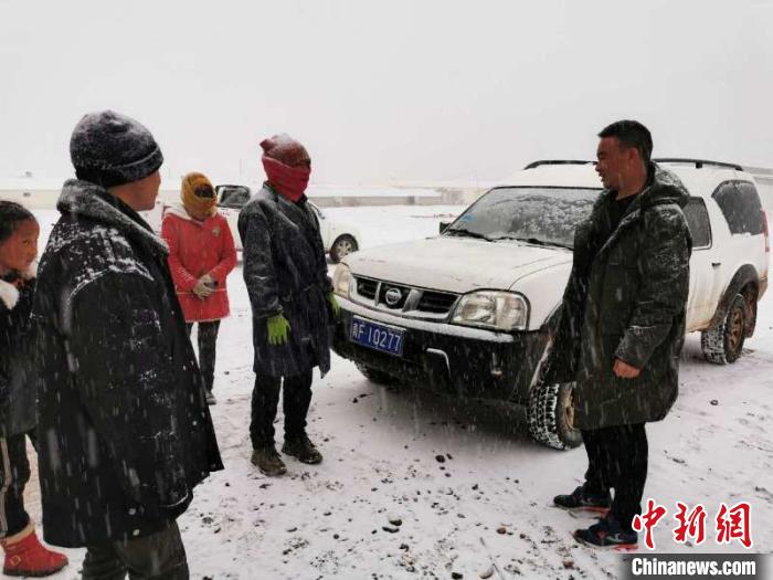 圖為扎西鬧吾(右一)與當(dāng)?shù)啬翍艚徽?。郵儲(chǔ)銀行青海省分行供圖