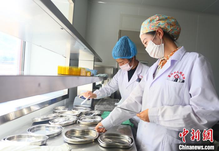 7月下旬，夏河縣人民醫(yī)院醫(yī)生進(jìn)行手術(shù)用具的消毒清潔?！「哒?攝