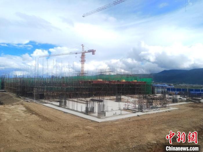 圖為香格里拉站實(shí)現(xiàn)封頂。中國鐵路昆明局集團(tuán)供圖