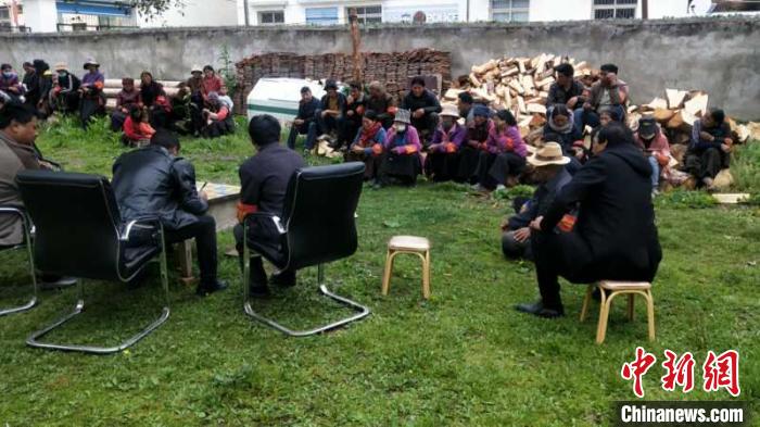 村民接受防火常識(shí)教育。若爾蓋縣林業(yè)和草原局供圖