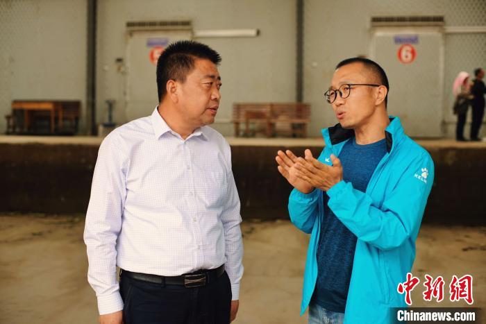 天?？h委書記李鵬(左)接受自媒體“碼頭青年”主編林飛(右)采訪?！￡I道華 攝