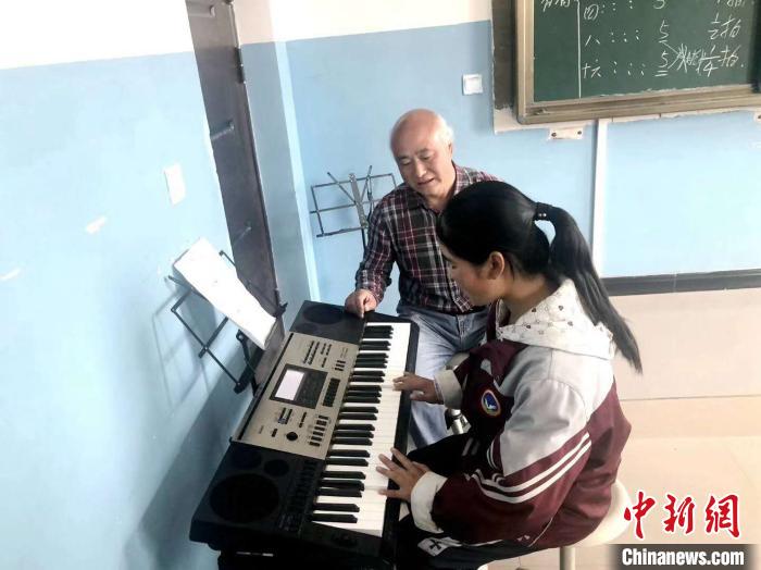 圖為趙興洲教學生彈電子琴。受訪者提供