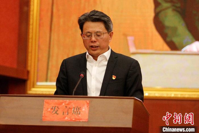 圖為果洛州委常委、副州長、上海市援青聯(lián)絡(luò)組組長馮志勇總結(jié)對口支援十年工作。　果洛州委宣傳部供圖 攝