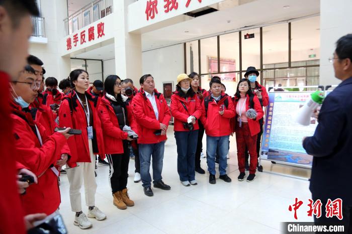 圖為中外媒體采訪三江源國家公園瀾滄江源園區(qū)生態(tài)保護(hù)成效?！?zhí)砀?攝