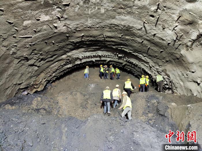 圖為久馬高速查針梁子隧道施工現(xiàn)場?！⊥貔i 攝