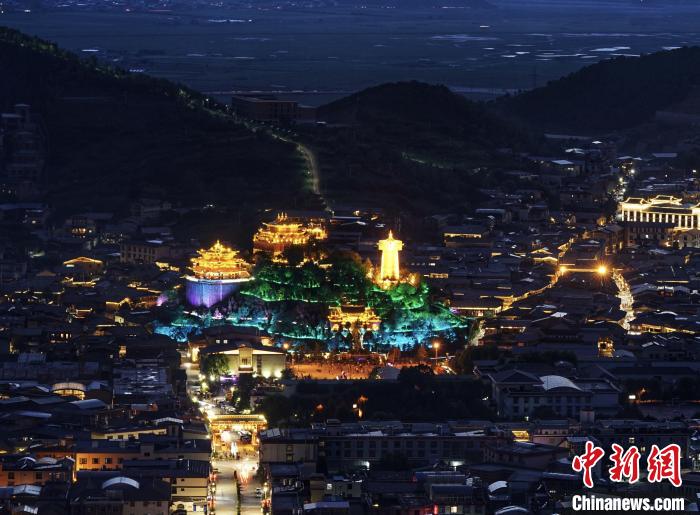圖為滇藏茶馬古道重鎮(zhèn)獨(dú)克宗古城已成為知名旅游景點(diǎn)。　和曉燕 攝