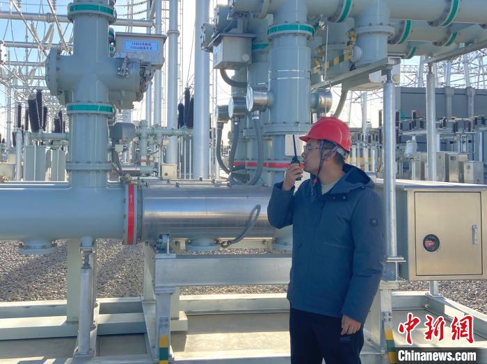 圖為國網(wǎng)青海檢修公司專業(yè)人員在沙柳變電站驗收設(shè)備。　唐胥 攝