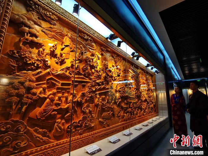 圖為青海大學(xué)民族醫(yī)學(xué)博物館陳展的歷代知名藏醫(yī)浮雕?！?zhí)砀?攝