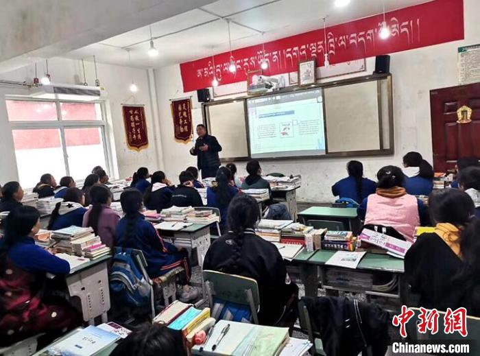 學(xué)生在免費(fèi)輔導(dǎo)班上課?！∧岈敵?攝