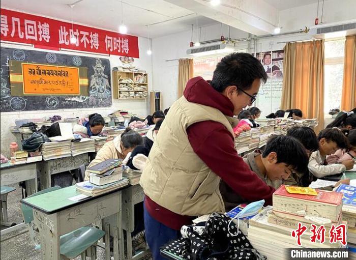 學(xué)生在免費(fèi)輔導(dǎo)班上課?！∧岈敵?攝