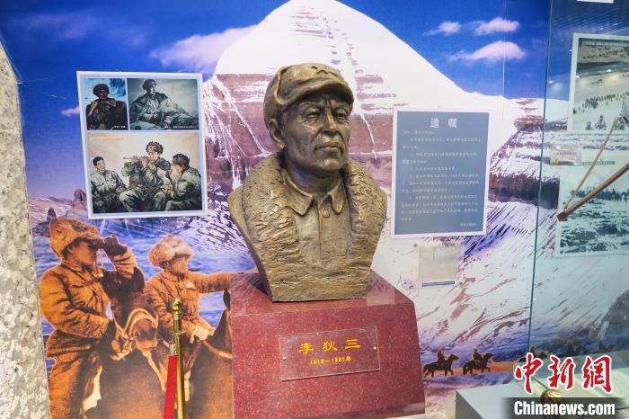圖為南疆軍區(qū)某合成團1連榮譽室，雕像是進藏先遣英雄連總指揮李狄三?！畛坛?攝