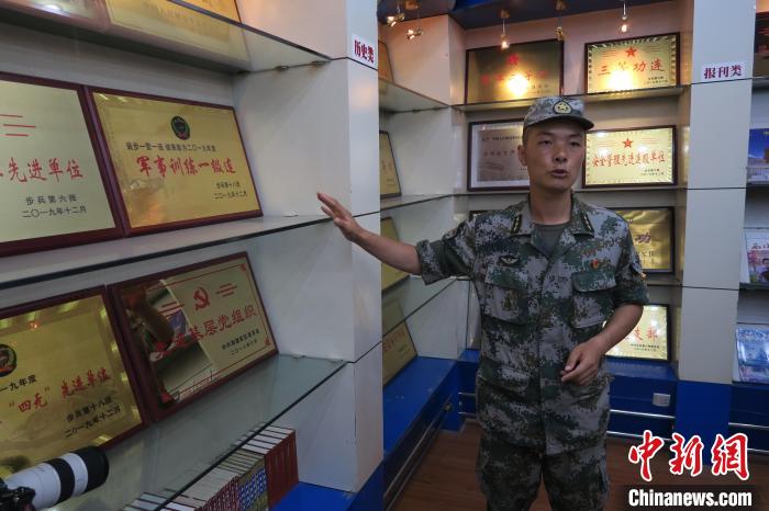 圖為南疆軍區(qū)某合成團1連連長齊楠?！畛坛?攝