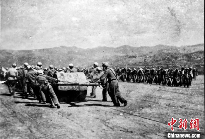 十八軍戰(zhàn)士修建機場跑道。(歷史圖片由十八軍后代張小康提供，劉炳科翻拍)