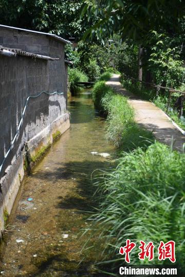 圖為至今仍在流淌的楚援溝?！⑷疥?攝