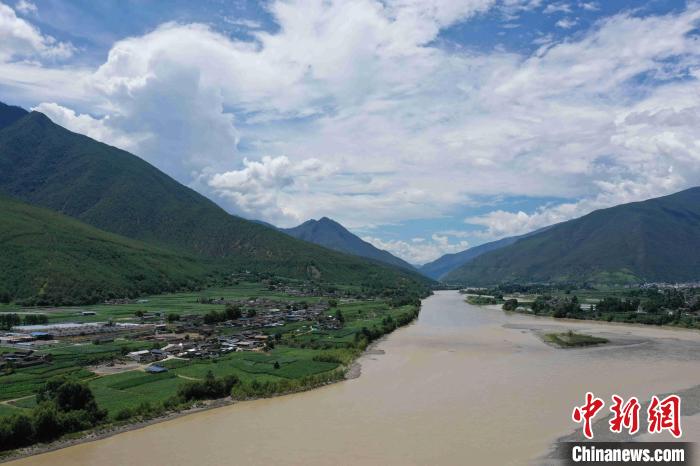 圖為航拍金江鎮(zhèn)，農(nóng)田里綠意盎然?！⑷疥?攝