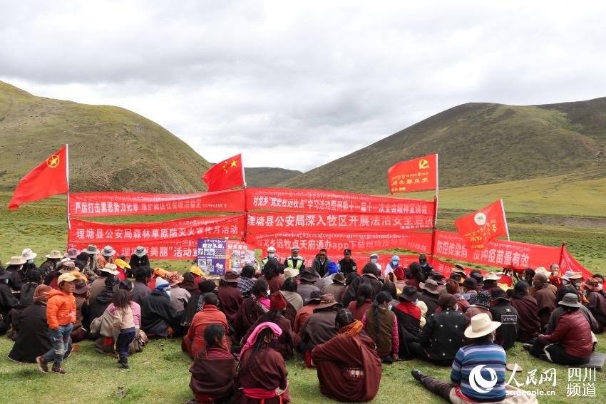 草地上宣講。巴登攝