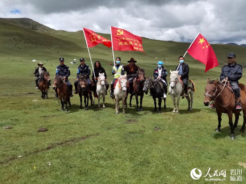 馬背宣講隊(duì)。巴登攝