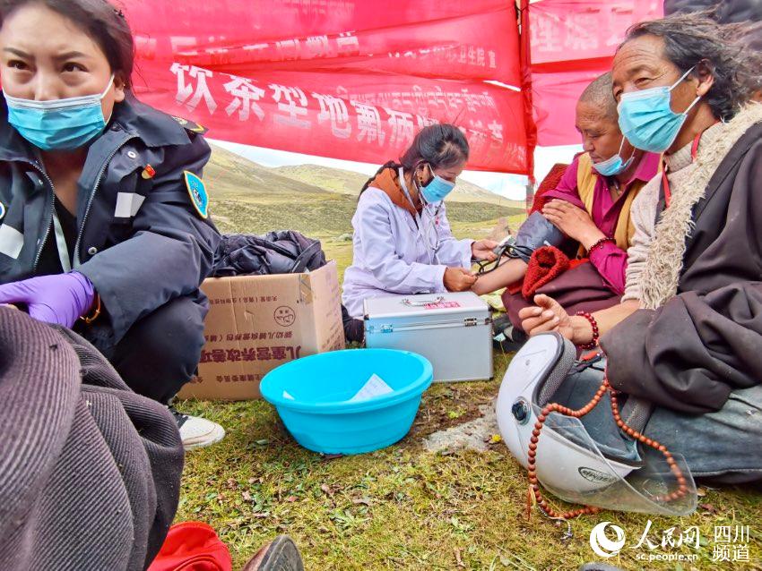 給牧民檢查身體。巴登攝