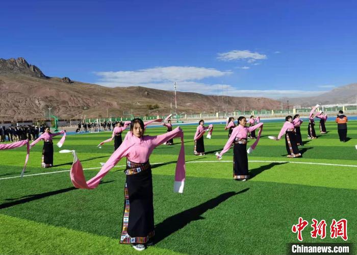 圖為青海師范大學(xué)附屬玉樹實(shí)驗(yàn)學(xué)校學(xué)生在綠茵場(chǎng)跳起囊謙古舞—卓根瑪?！“讋?攝