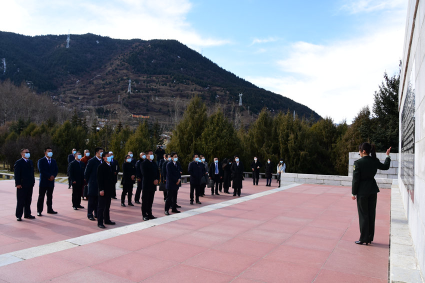 學(xué)習(xí)中心組在紅軍長(zhǎng)征紀(jì)念碑碑園。松潘縣融媒體中心供圖