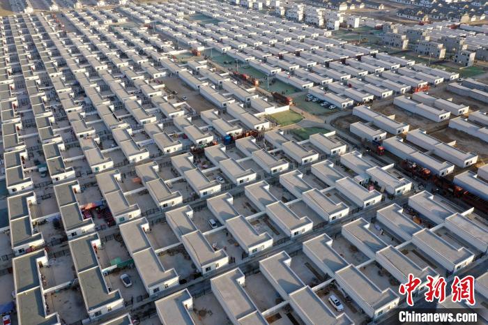圖為蘭州新區(qū)移民安置區(qū)?！《P 攝