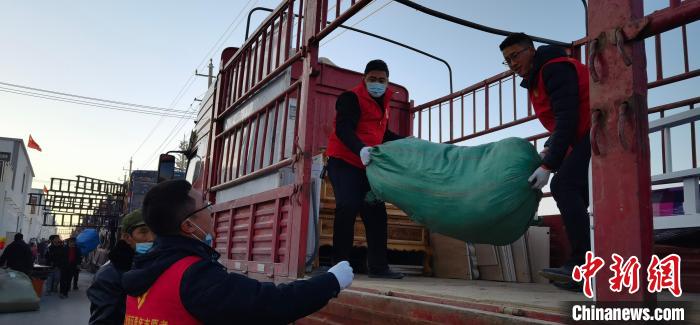 圖為志愿者幫忙搬運(yùn)家具等物資。　魏建軍 攝