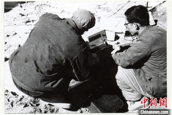 中鐵西北院科技工作者在風火山觀測站收集儀表數(shù)據(jù)。(資料圖) 中鐵西北科學研究院供圖