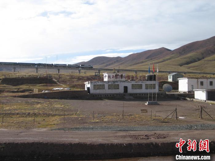 圖為青藏鐵路通車后列車經(jīng)過中鐵西北院風火山觀測站。(資料圖) 中鐵西北科學研究院供圖