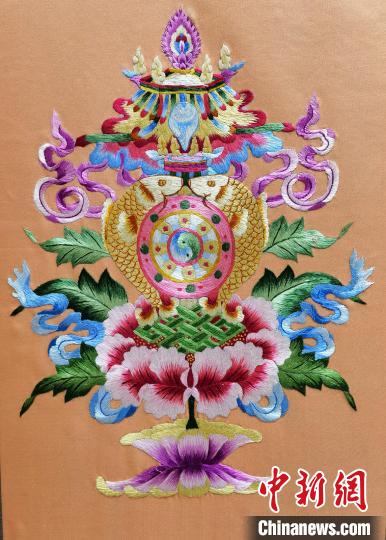圖為藏繡作品?！∑钤鲚?攝